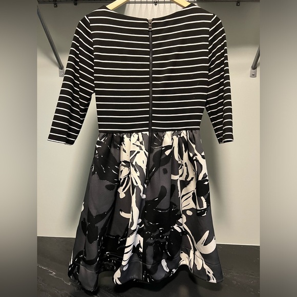 Adorable Striped Floral Party Dress with Pockets - Picture 2 of 4